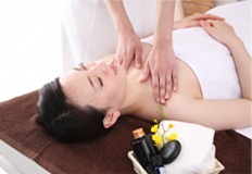 リンパマッサージの様子